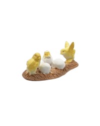 M4137 Фигурка Детское Время - Цыплята и яйца (композиция: три цыпленка и три вылупляющихся яйца в общем гнезде), серия: Ферма